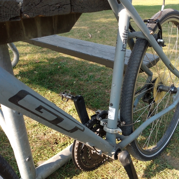 Men's XL GT Traffic 2.0se commuter/hybrid bicycle - Picture 4 of 4